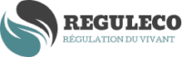 Logo REGULECO et slogan RÉGULATION DU VIVANT. Le symbole d'équilibre nature montre deux feuilles stylisées, une gris foncé et une bleu-vert.